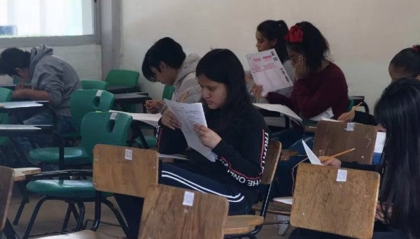 Alumnos realizan su examen en una aula