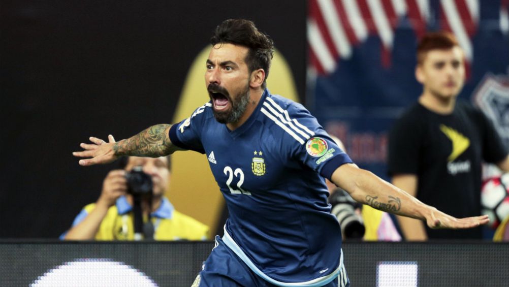 Pocho Lavezzi celebra un gol con Argentina