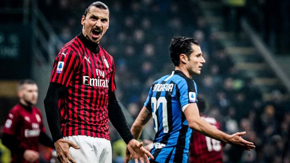 Zlatan durante un duelo con el Milan 