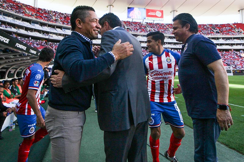 Nacho y Luis Fernando se saludan antes de un partido