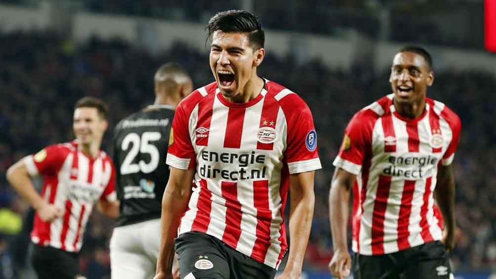 Erick Gutiérrez celebra un gol con el PSV 