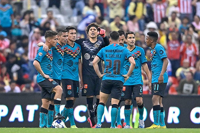 Ochoa, junto a sus compañeros antes de un juego del América