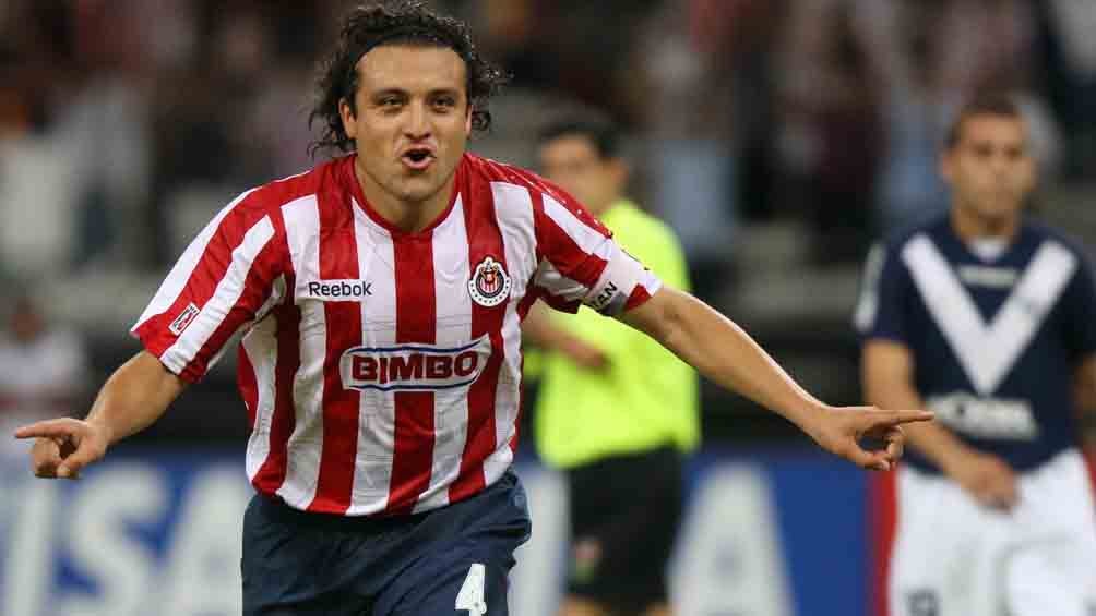 Reynoso festeja una anotación con las Chivas