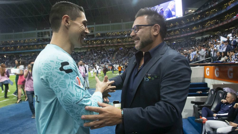 Hugo González y Antonio Mohamed en saludo