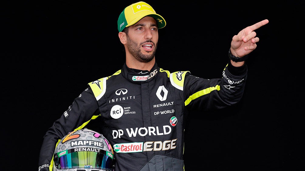 Ricciardo posa con indumentaria de Renault