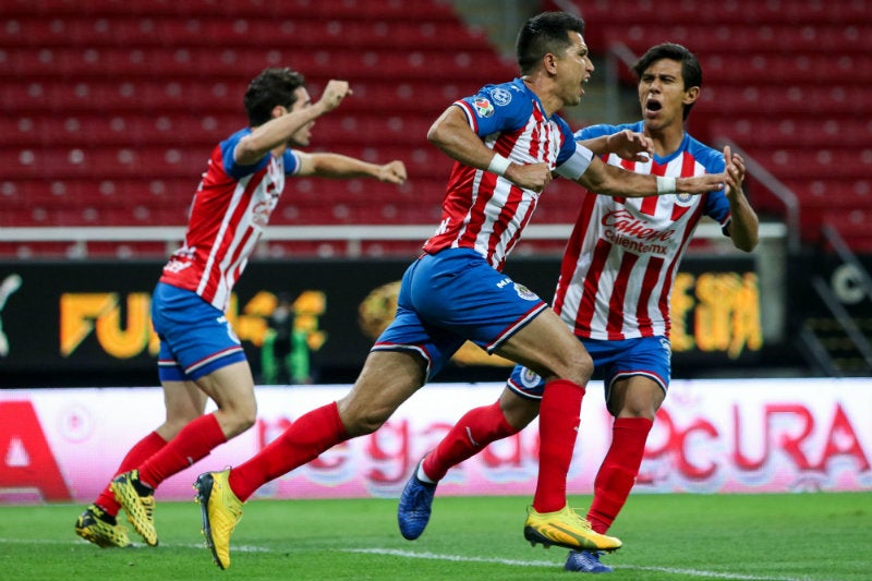 Chivas en festejo de gol