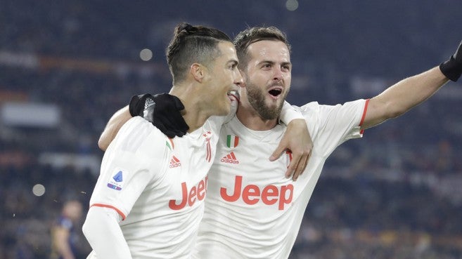 Cristiano celebra un gol con Pjanic