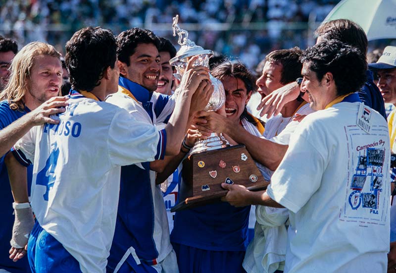 Jugadores de Cruz Azul levantan el título de Liga