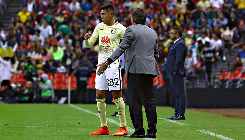 La Volpe da indicaciones a Edson durante su paso por América 