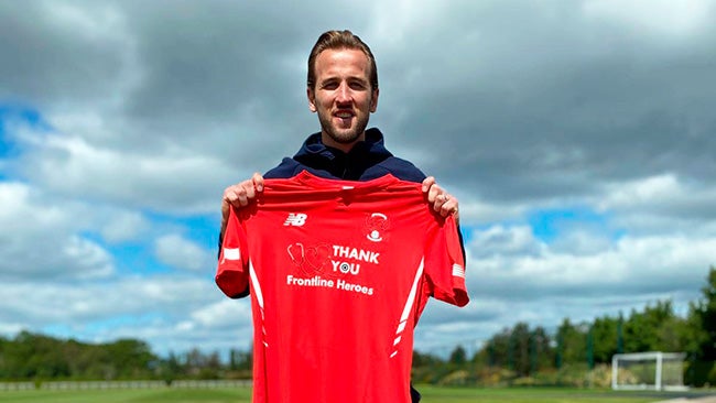 Kane presume la nueva playera de local del Leyton Orient