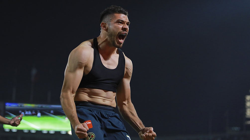 Henry Martín  en el festejo de gol contra Pumas 