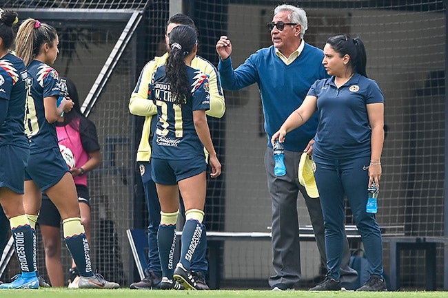 Cuéllar da inidicaciones a sus jugadoras