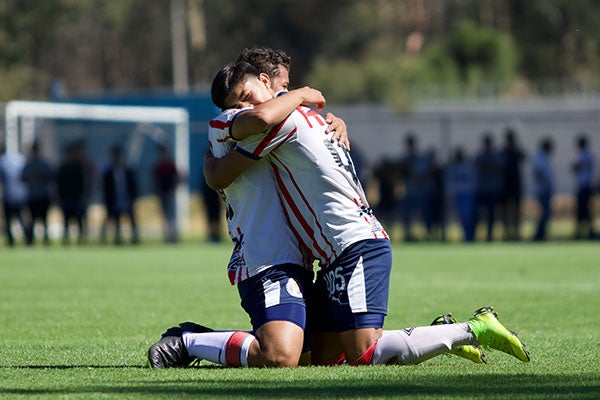 Jugadores rojiblancos festejan un gol contra Toluca