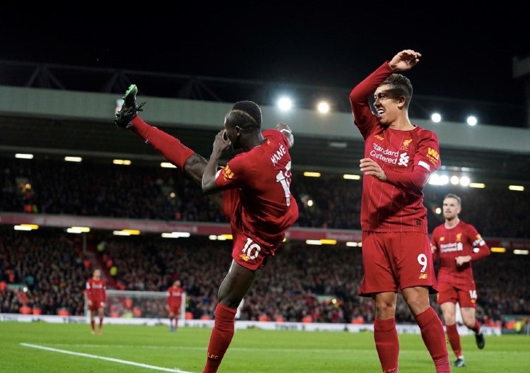 Mané y Firmino celebrando un gol 