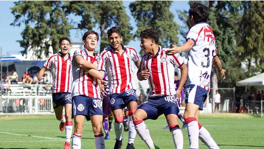 Jugadores de Chivas en un torneo de Sub 15