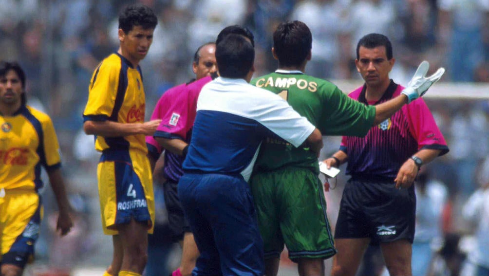 Jorge Campos en trifulca con Pumas ante América