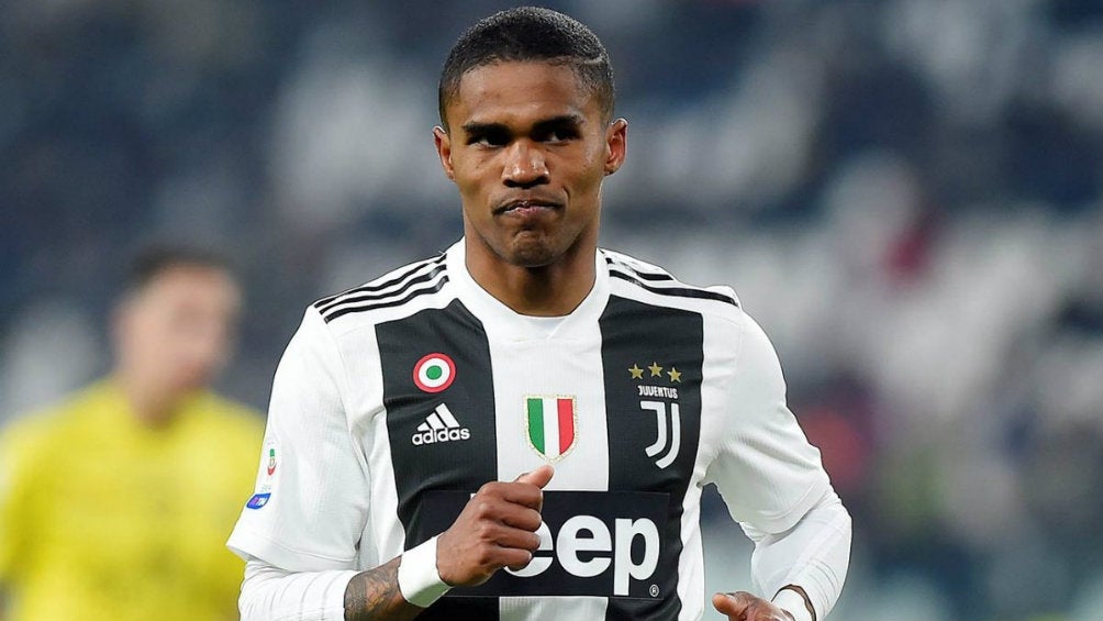 Douglas Costa en partido con la Juventus