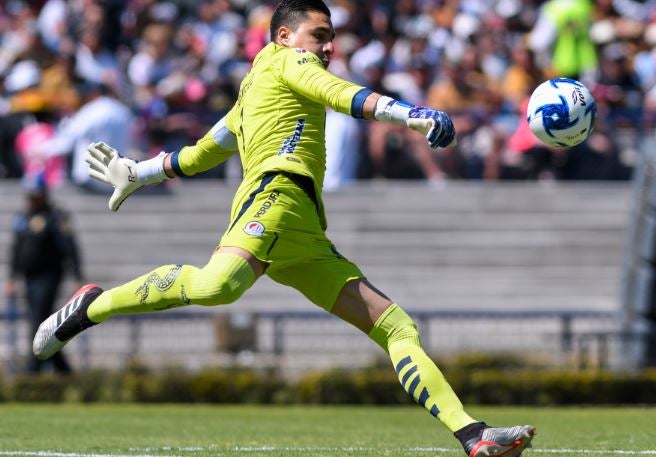 Felipe despeja el balón en un juego