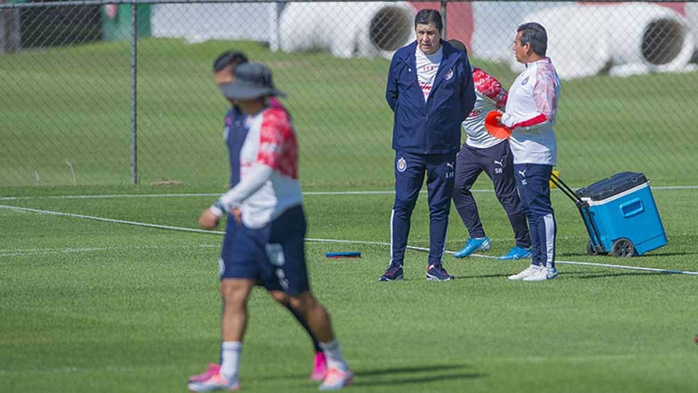 Luis Fernando Tena en el entrenamiento de Chivas