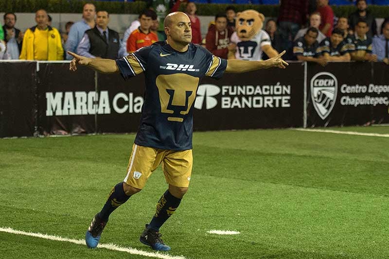 Ailton durante un duelo de leyendas con Pumas 