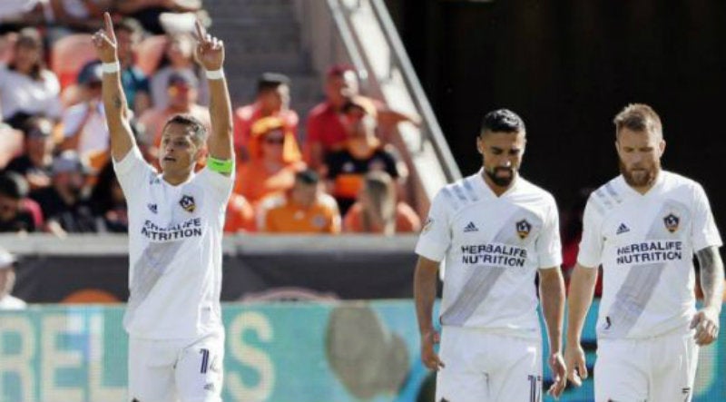 Chicharito celebra gol con el Galaxy