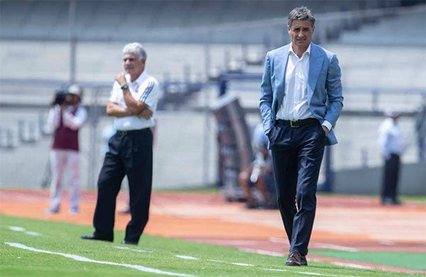 El técnico español durante un partido en CU