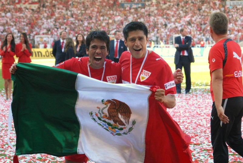 Pardo festejando con la bandera de México