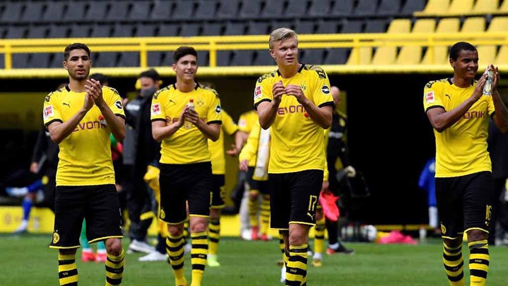 Jugadores del Dortmund aplauden a la tribuna