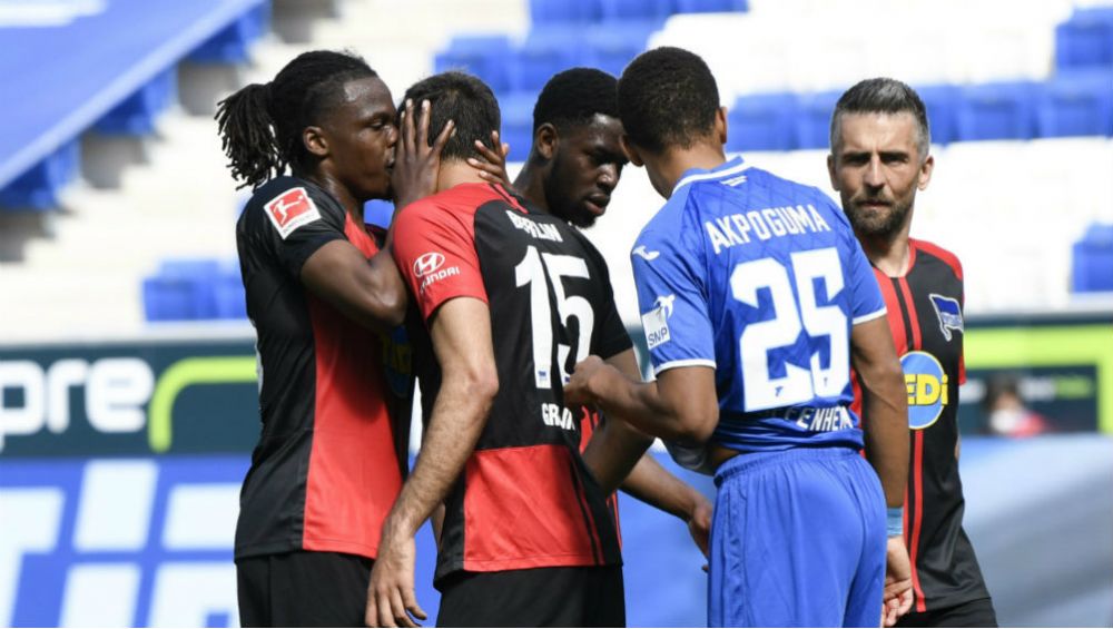 Dedryck Boyata besando a su compañero Marko Grujic 