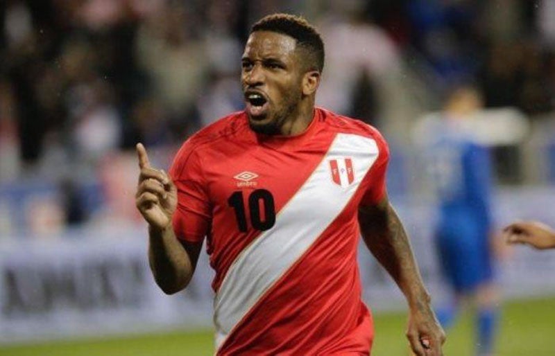 Farfán durante un compromiso con su selección 