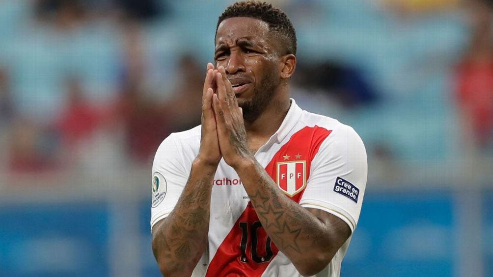 Jefferson Farfán durante un duelo con Perú 