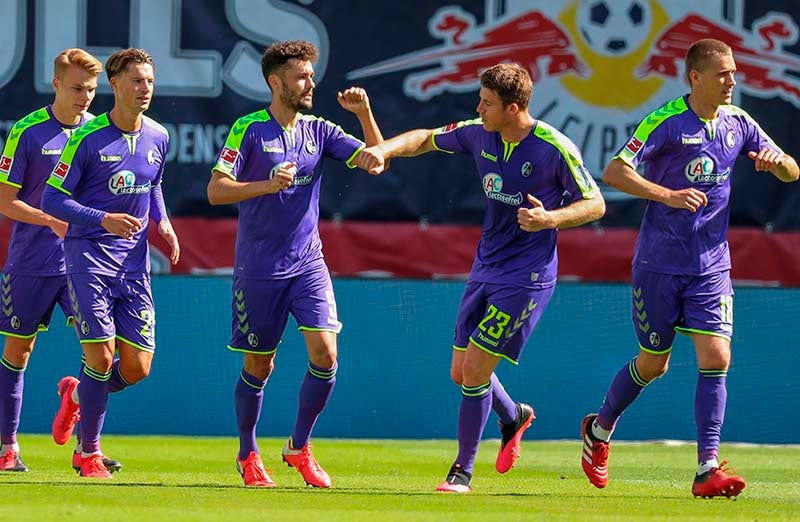 Jugadores del Friburgo en el duelo ante RB Leipzig