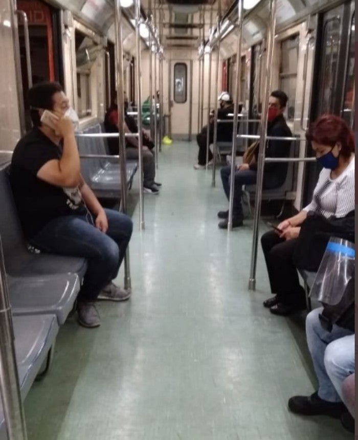 Ciudadanos capitalinos con cubrebocas en el Metro 