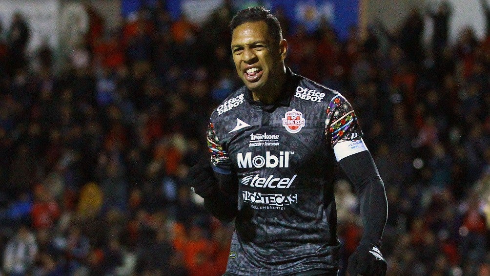 Roberto Nurse durante un partido con Mineros