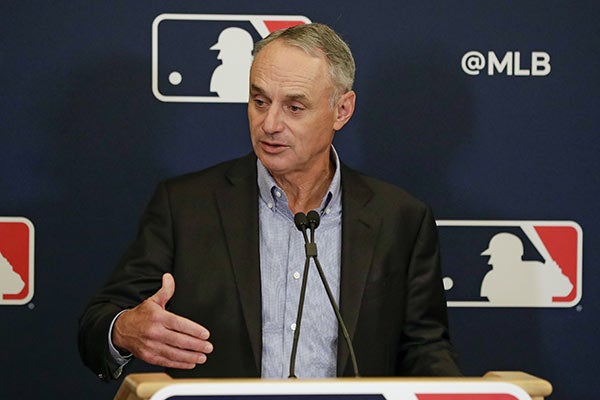 Rob Manfred durante un evento de MLB