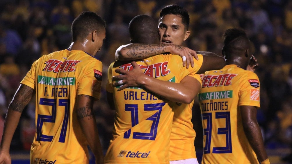 Carlos Salcedo abraza a Enner Valencia en un partido de Tigres