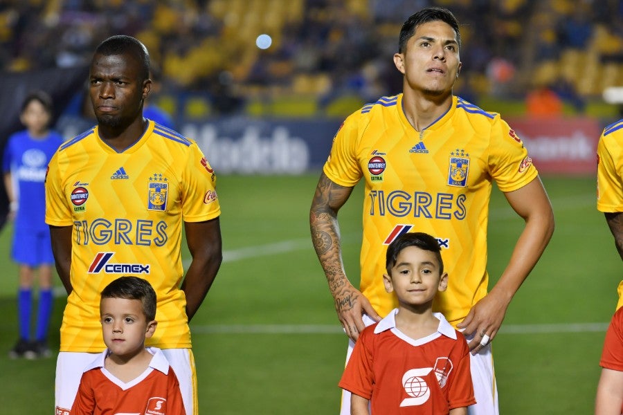 Carlos Salcedo y Enner Valencia previo a un partido de Tigres