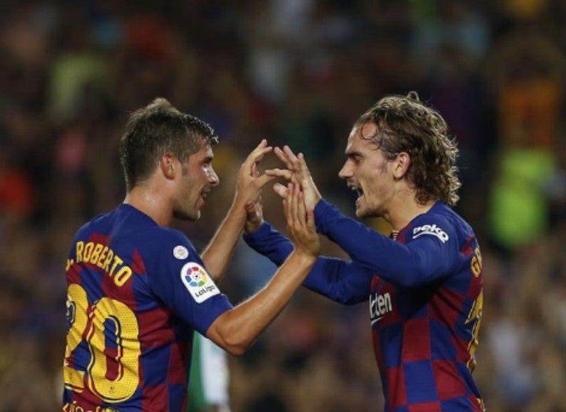 Sergi celebra un gol con Griezmann