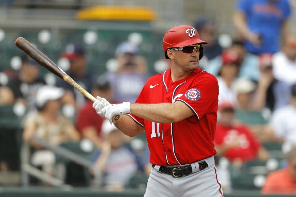 Walker Zimmerman esperando el lanzamiento del pitcher rival