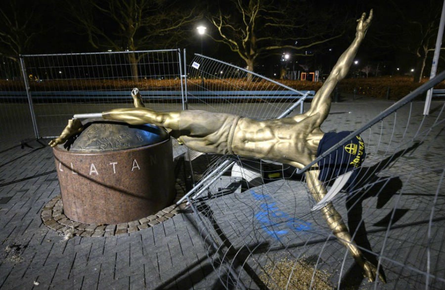 La estatua de Ibrahimovic vandalizada