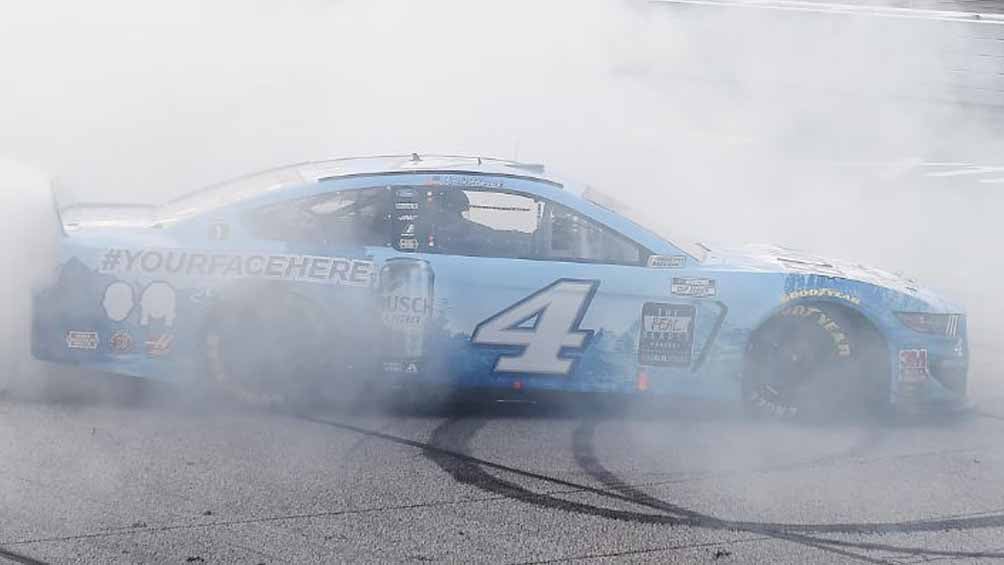 Vehículo en acción durante el evento de NASCAR