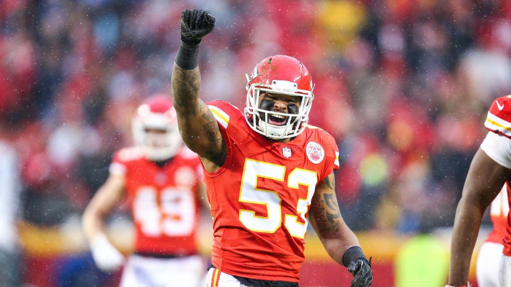 Anthony Hitchens durante un juego de los Chiefs