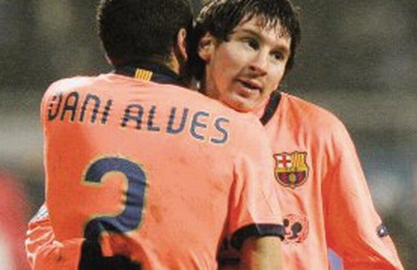 Alves y Messi celebrando un gol en el lejano 2009