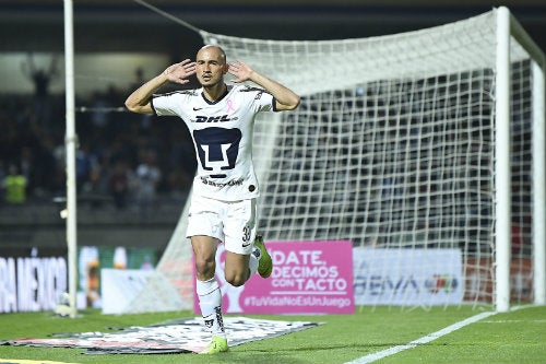 Carlos González celebra un gol con la UNAM