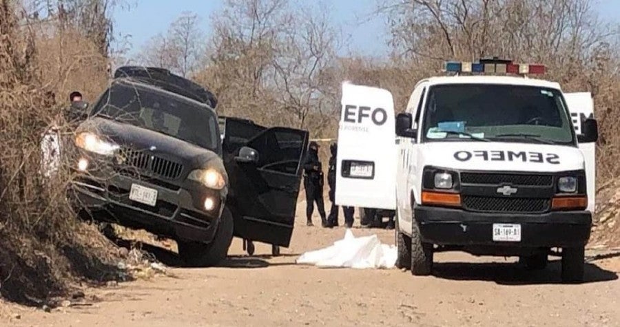 Camioneta abandonada donde se encontraron los cuerpos