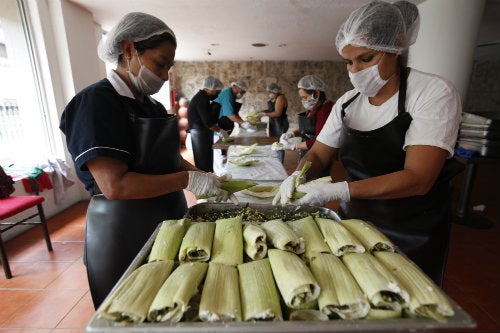 Mujeres mexicanas preparan comida