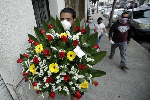 Gente usando cubrebocas en México