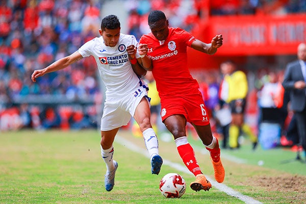 Chalá y Pineda disputan el balón en un juego de la Liga MX