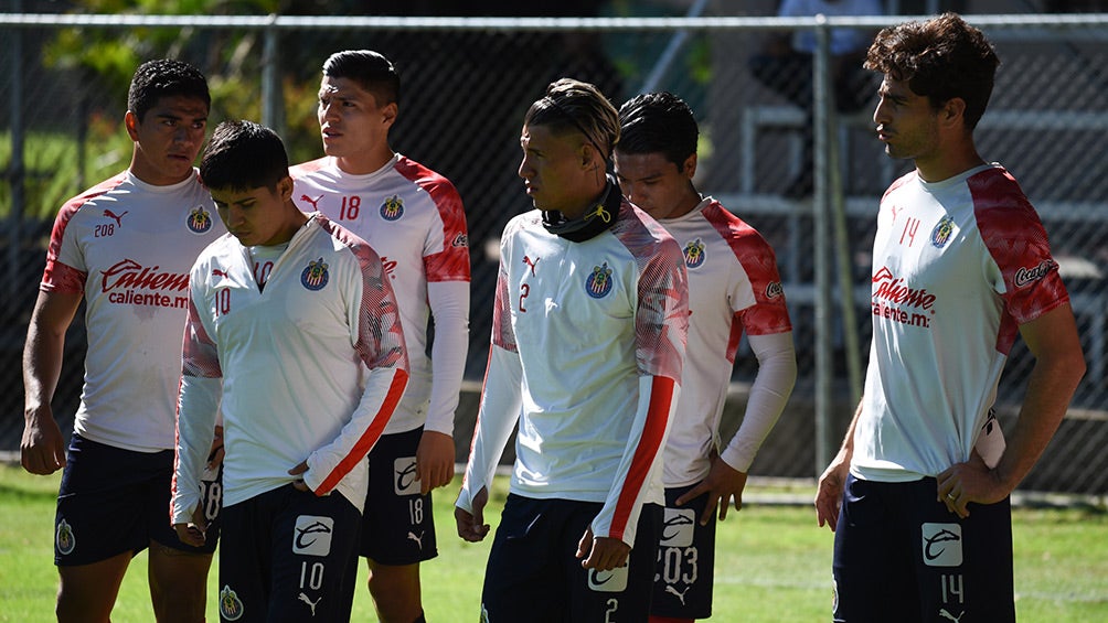 Jugadores de Chivas en un entrenamiento