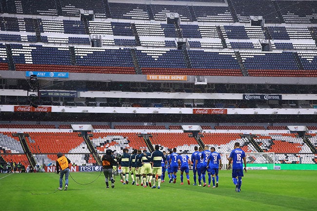 Jugadores de América y Cruz Azul entran a un Azteca sin público